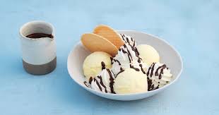 Coupe Dänemark Vanilleglace, Schokoladesauce, Schlagrahm