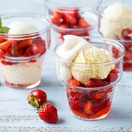 Coupe Löwen Vanille, Erdbeere, Zitrone mit Früchten und Rahm