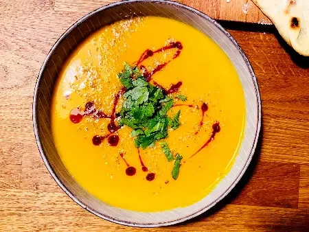 Kürbis-Ingwer Kokoscremesuppe – Pumpkin-Ginger Coconut Cream Soup at Restaurant Löwen Pfungen